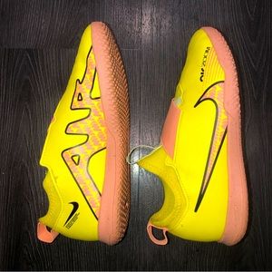 Nike Boys Indoor Soccer Cleats — Size 4 — Shoes